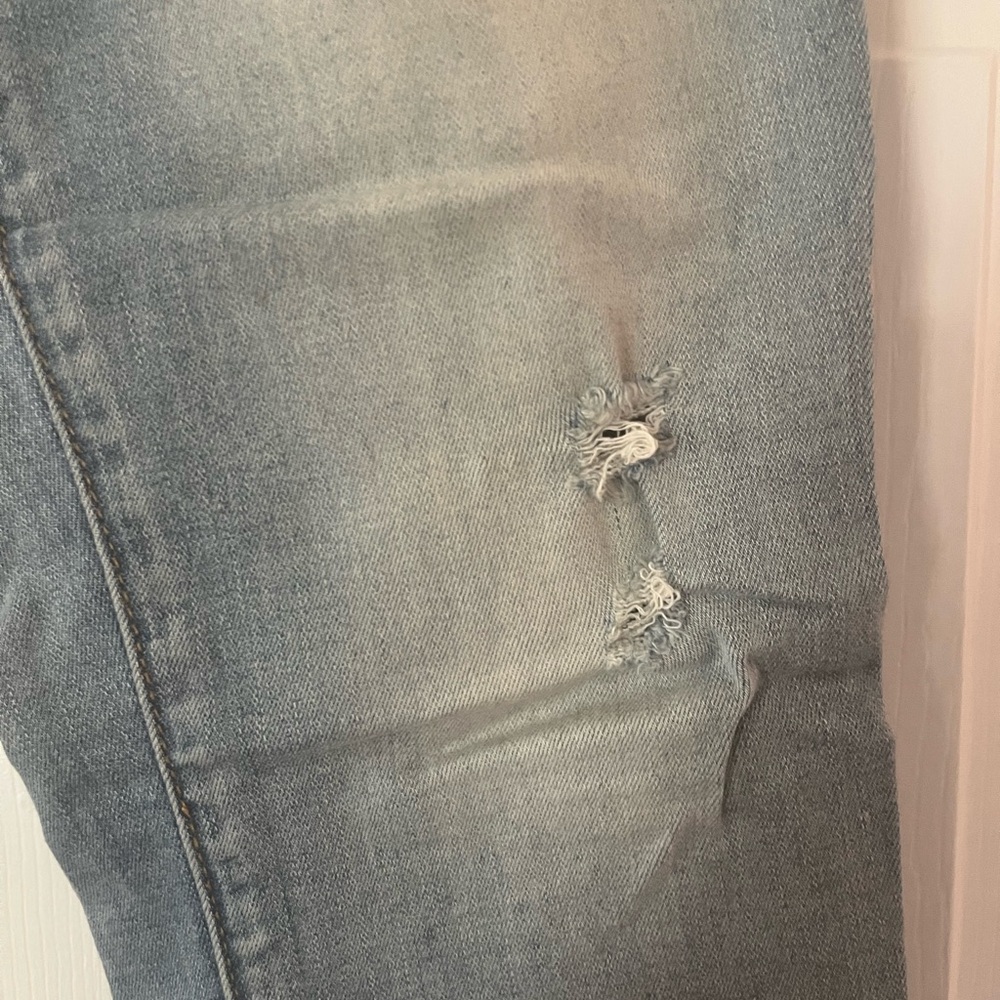 AE Distressed Light Blue Jeans - Picture 3 of 9